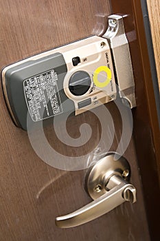 Electronic door lock