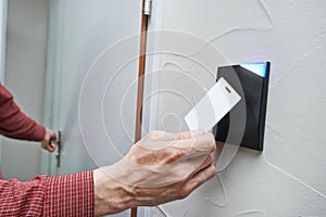 Electronic key door access system