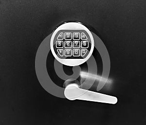 Electronic key system to lock and unlock doors