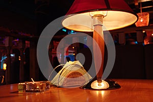 Electronic lamp with abat-jour