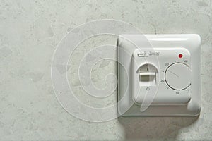 Electronic-mechanical thermostat for underfloor heating, internal installation