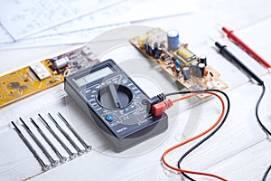Electronic technician measure electricity