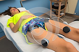 Electrostimulation of the quadriceps in a physiotherapist& x27;s stud