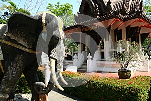 Elefant statue with oriental architecture