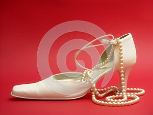 Glamour T-strap tacco alto scarpe con collana di perle 