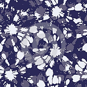 Elegant Bright Monochrome Tie-Dye Shibori Sunburst Circles on Indigo Background Vector Seamless Pattern