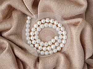 Veloce da naturale perla coralli collana sul astratto lavorato maglia tessuto. perla collana sul gentile 