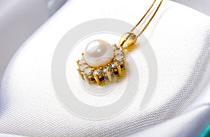 Elegant gold jewelry gift pearl diamond pendant