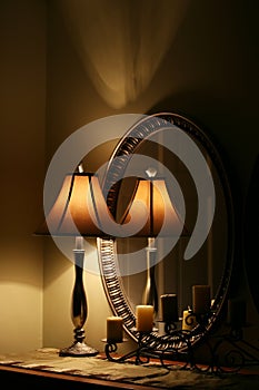 Elegante lámpara a Espejo sobre el mesa 