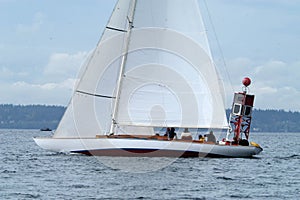 Elegant Sloop rounding mark