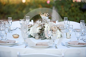 Elegant table scape with flowers