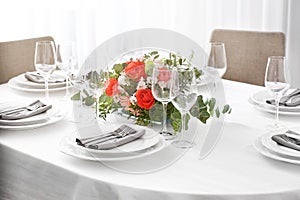 Elegant table setting with flowers