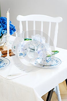 Elegant table setting with flowers