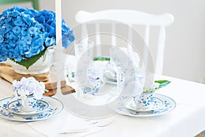 Elegant table setting with flowers