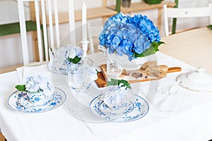 Elegant table setting with flowers