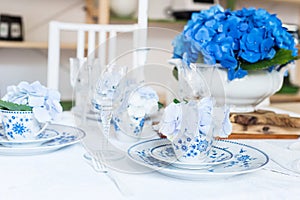 Elegant table setting with flowers
