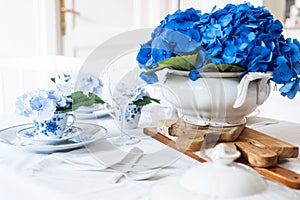 Elegant table setting with flowers