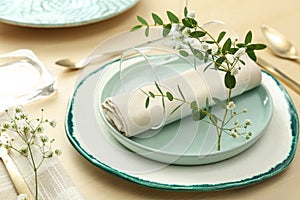 Elegant table setting with flowers and leaves, closeup