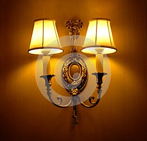 Elegant wall lamp