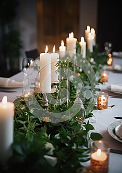 Elegante tavolo nuziale decorazioni molto da candele un fiori 