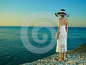 Elegante una donna un cappello sul il mare 