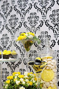 Elegant yellow and black sweet table