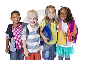 Un gruppo di diverse i bambini di età scolare.