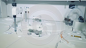 Elements of an automated laboratory analyzator at work