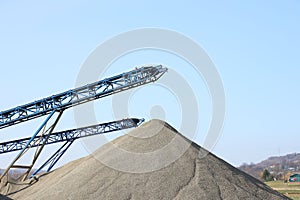 Elements of equipment for the extraction and sorting of rubble. Production of construction materials. Metal construction for