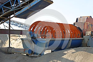 Elements of equipment for the extraction and sorting of rubble. Production of construction materials. Metal construction for