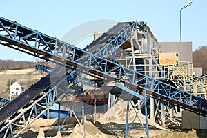 Elements of equipment for the extraction and sorting of rubble. Production of construction materials. Metal construction for