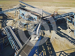 Elements of equipment for the extraction and sorting of rubble. Production of construction materials. Metal construction for