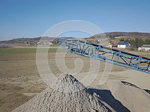 Elements of equipment for the extraction and sorting of rubble. Production of construction materials. Metal construction for