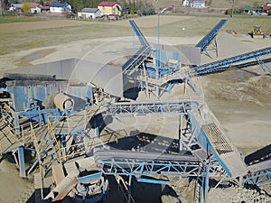 Elements of equipment for the extraction and sorting of rubble. Production of construction materials. Metal construction for