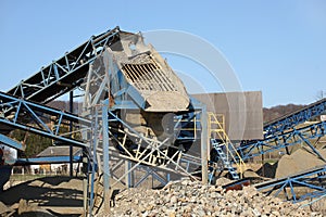 Elements of equipment for the extraction and sorting of rubble. Production of construction materials. Metal construction for