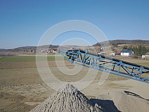 Elements of equipment for the extraction and sorting of rubble. Production of construction materials. Metal construction for