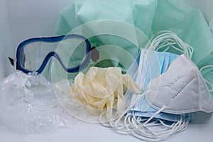 Elementos de protecciÃÂ³n guantes, gafas, mascarillas, gorro quirÃÂºrgicos para medicos y personas photo