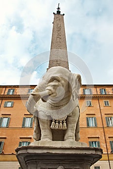 Un elefante un è un scultura proposto secondo 