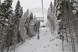 Sedačková lanovka v lyžiarskom stredisku. Roháče - Spálená, Západné Tatry. Slovensko