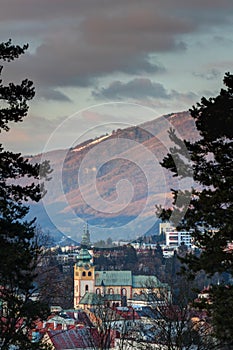 Vyvýšený pohled na staré město Banská Bystrica mezi borovicemi