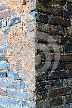 Noble de la esquina de vistoso viejo ladrillo muro 