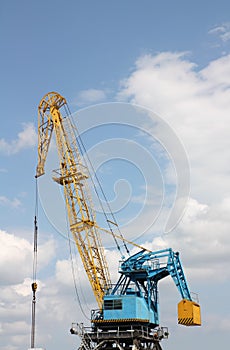 The elevating crane