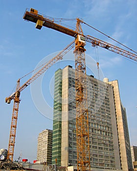 The elevating crane