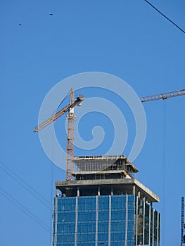 Elevating cranes. Building.