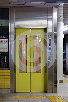 Elevator for passengers on the platform