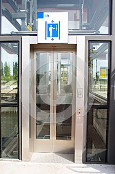 Elevator at station Elst