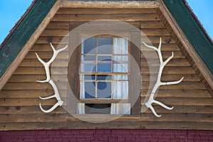 Elk antlers on log cabin