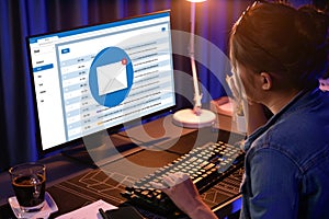 Email notification message showing on computer screen brisk