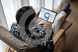Email notification message showing on computer screen snugly