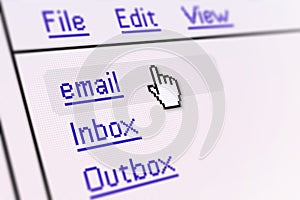 Los detalles de la pantalla de un monitor de ordenador que muestra el correo electrónico y el puntero